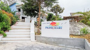 A staircase leading to a building with a sign for Pulanta Resort. - PhuLanta Resort (Ko Lanta)