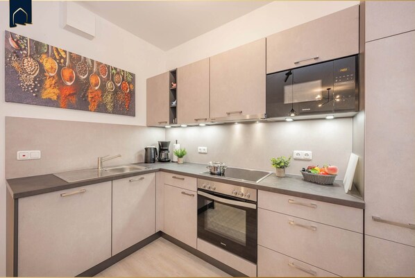 Réfrigérateur, micro-ondes, four, plaque de cuisson