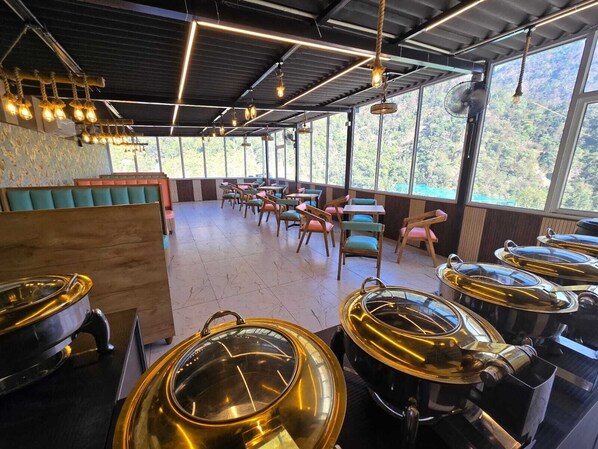 朝食 (ビュッフェ)、毎日提供 (1 名様 299 INR)