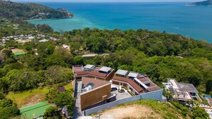 A coastal resort with modern architecture, including flat roofs and a mix of building materials. - Luxury 2BR Apartment in Bluepoint 82 (Patong)