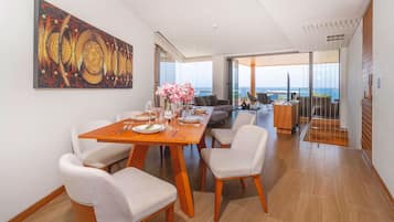 Appart'hôtel Luxe, 2 chambres, balcon, vue établissement | Restauration dans la chambre