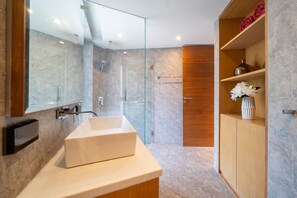 奢华公寓式客房, 2 间卧室, 阳台, 度假村景观 | 浴室