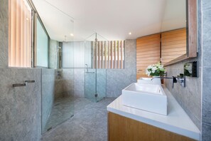 Luxury Condo, 2 Bedrooms, Balcony, Resort View | Bathroom - Luxury 2BR Apartment in Bluepoint 82 (Patong)