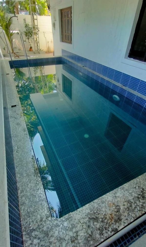 6 outdoor pools