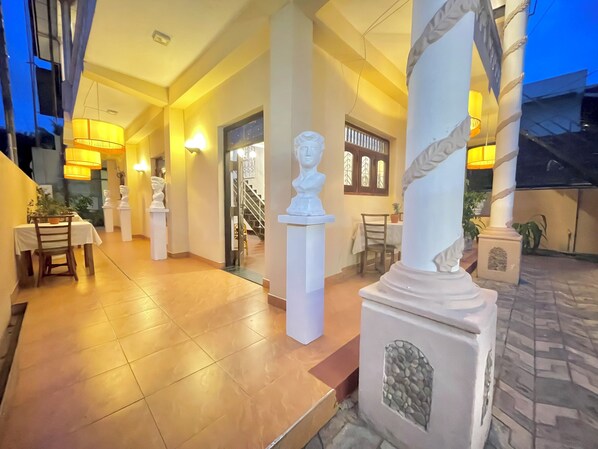 Outdoor dining - Rivinson (Negombo)