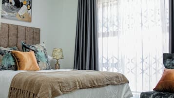 3 habitaciones, cortinas blackout y tabla de planchar con plancha