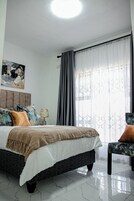 3 habitaciones, cortinas blackout y tabla de planchar con plancha 