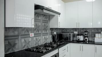 Casa de campo | Cocina privada | Frigorífico grande, microondas, horno y placa de cocina