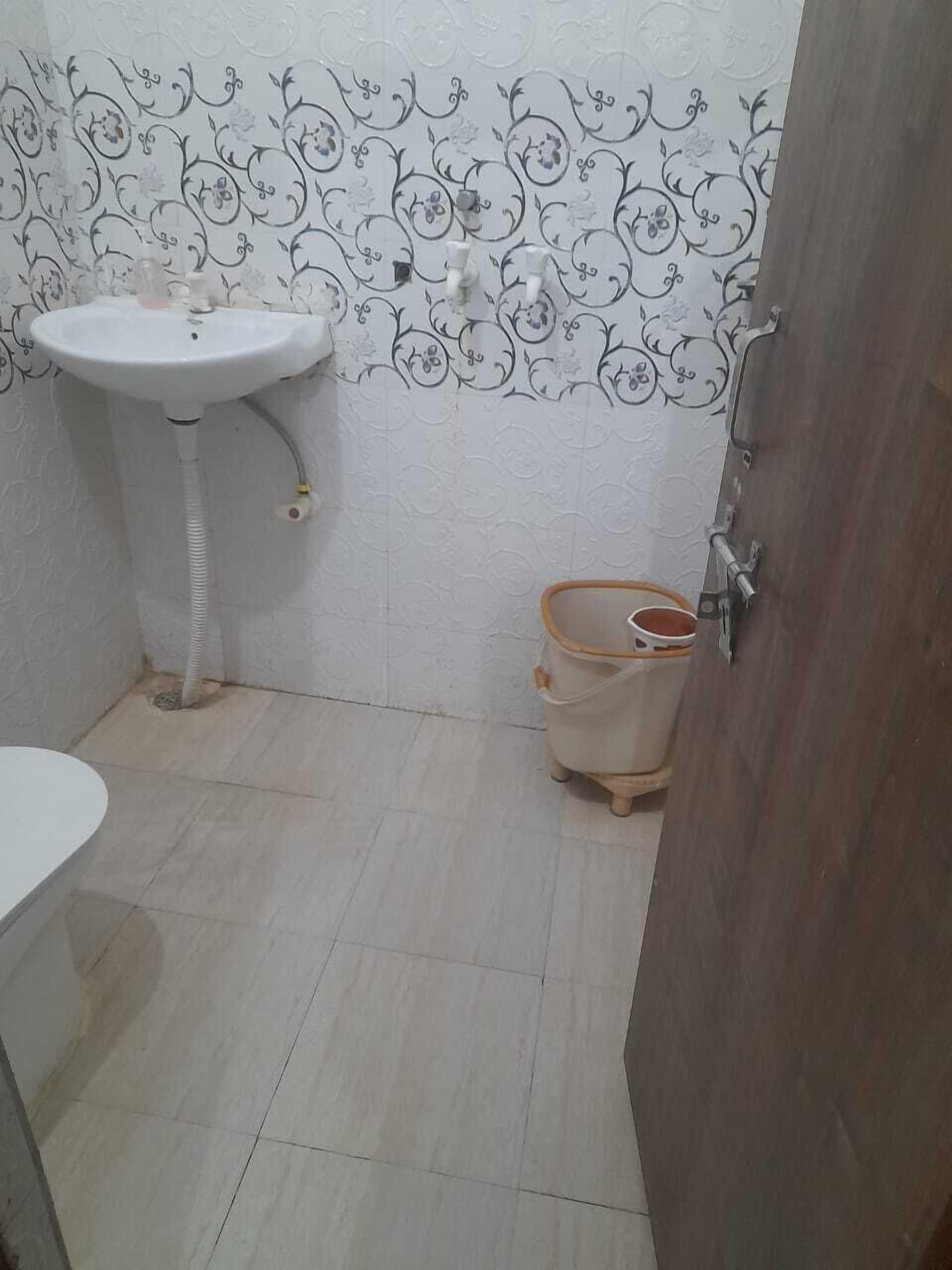 Classic Double Room | Bathroom | Combined shower/tub, soap