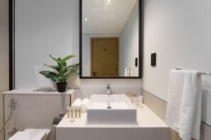 Shower, hair dryer, bidet, towels - Serene Retreat w/ Golf Course Views in Dubai Hills (Dubai)