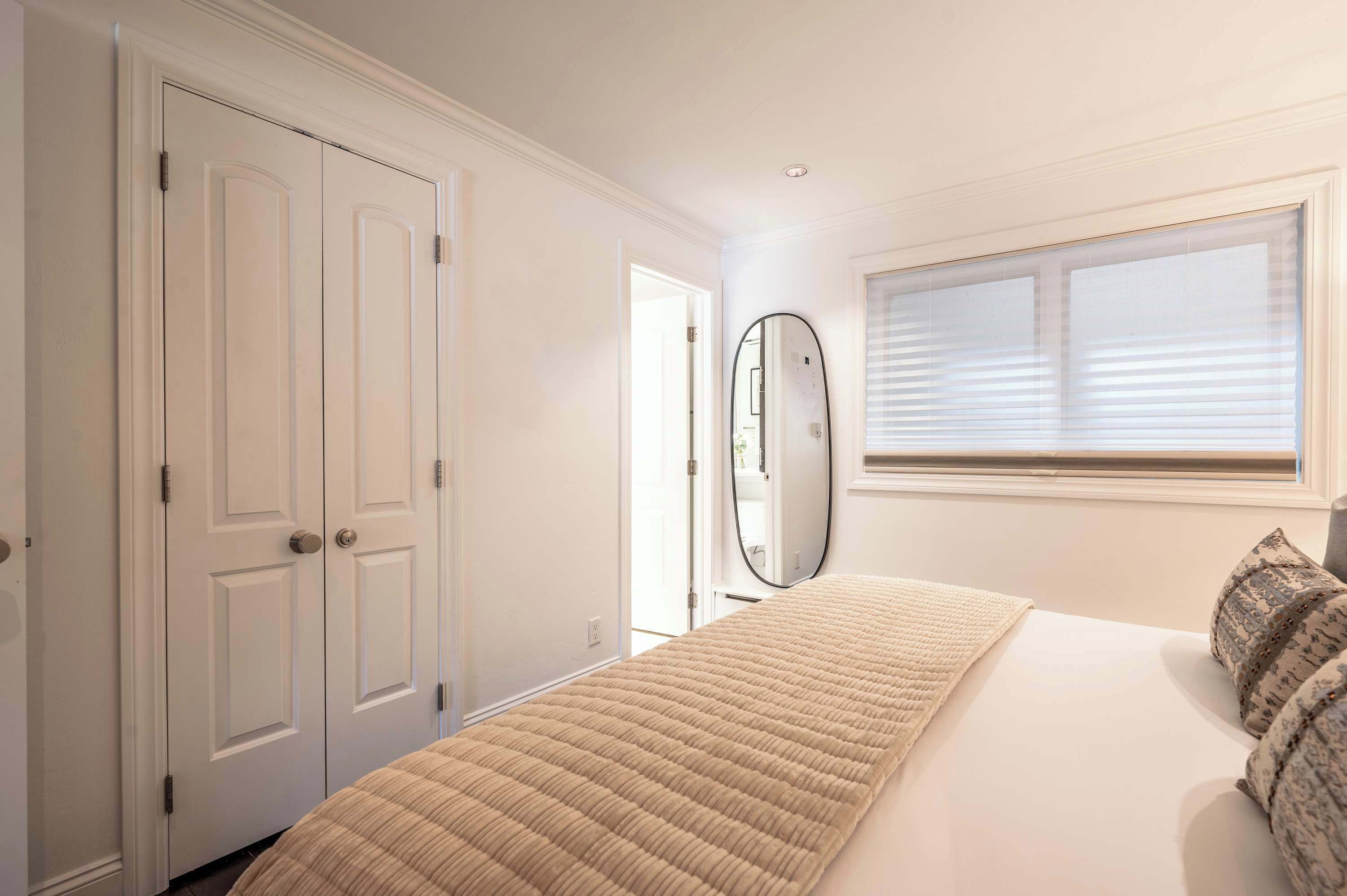 1 Schlafzimmer, Zimmersafe, Schreibtisch, Bügeleisen/Bügelbrett