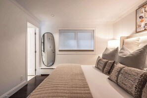 1 quarto, cofres nos quartos, escrivaninha