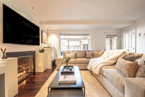 Smart TV, chimenea y oficina