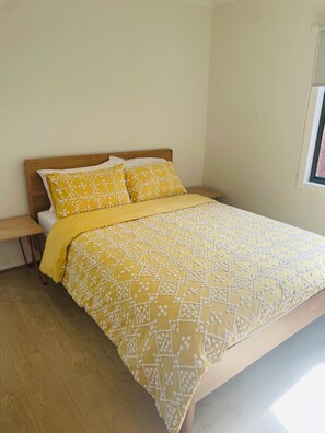 5 bedrooms, iron/ironing board, travel crib, free WiFi - A family friendly beach getaway, 5 mins  from the beach and brand new boat ramp! (St Leonards)