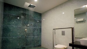 Un baño moderno con ducha, inodoro y lavabo.