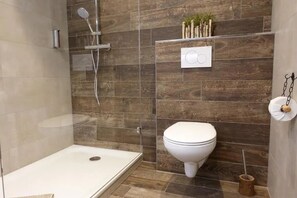 Haartrockner, Handtücher, Seife, Toilettenpapier