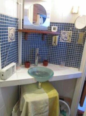 Haartrockner, Handtücher, Seife, Toilettenpapier