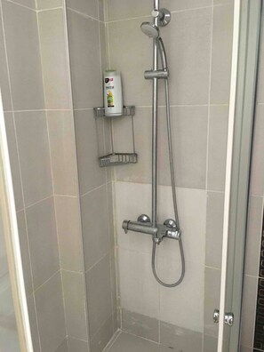 Haartrockner, Handtücher, Seife, Toilettenpapier