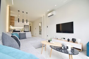 Premium appartement | Woonruimte | Een 32-inch smart-tv met digitale zenders, Netflix en streamingdiensten