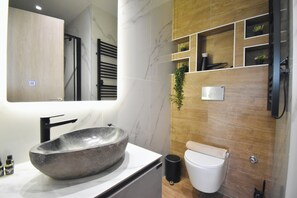 Deluxe Apartment | Bathroom | Shower, rainfall showerhead, free toiletries, hair dryer - KLEKO by halu! (Thessaloniki)