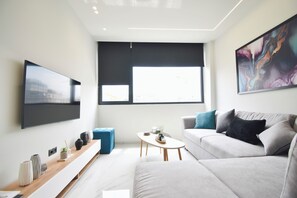 32-inch Smart TV with digital channels, Netflix, streaming services - KLEKO by halu! (Thessaloniki)