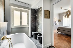 Haartrockner, Bidet, Handtücher, Seife