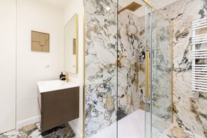 Assecador de cabells, bidet, tovalloles i sabó 
