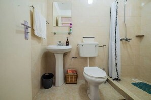Doccia, asciugamani, sapone, carta igienica