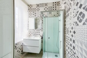 Shower, towels, toilet paper