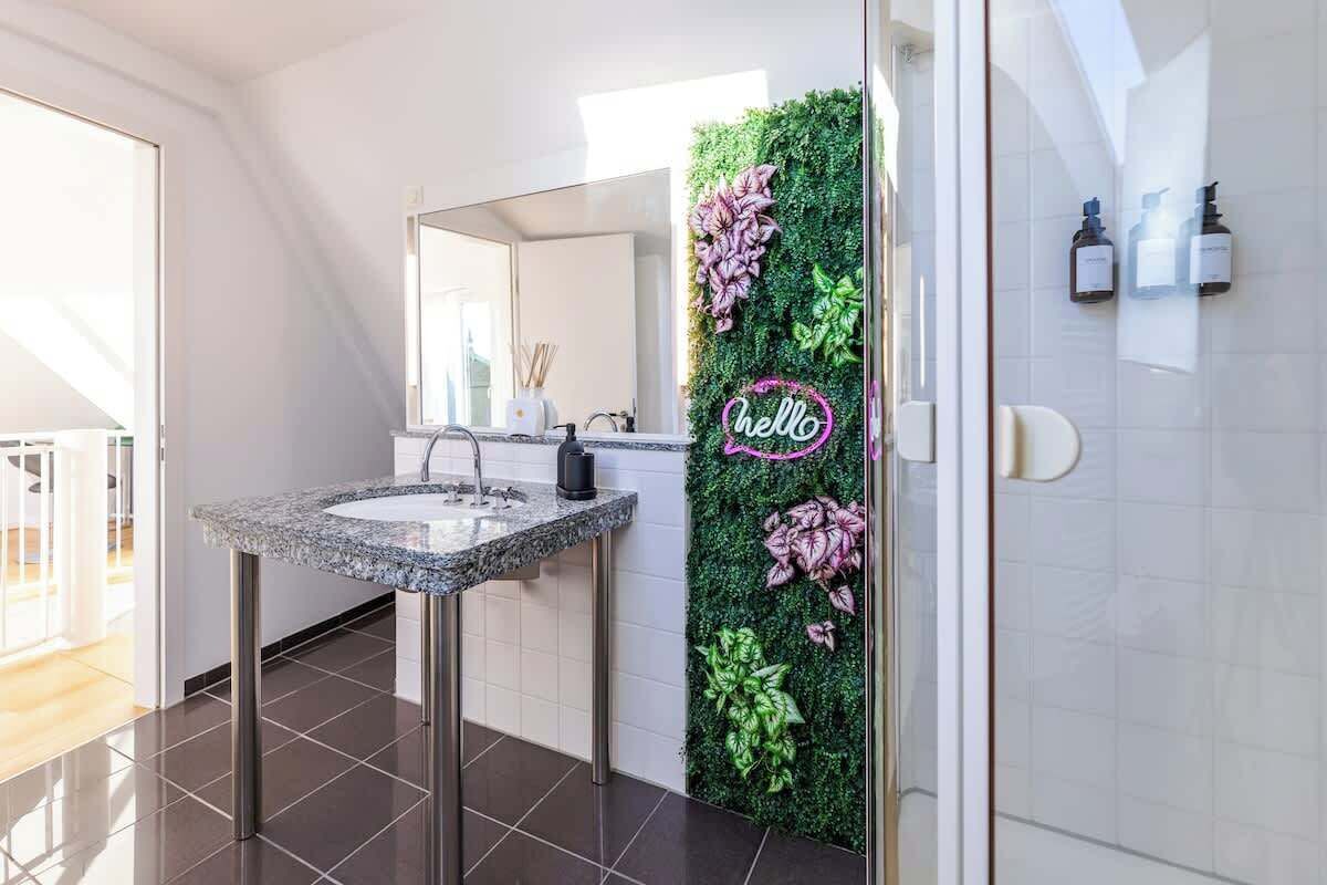 Dusche, umweltfreundliche Kosmetikartikel, Haartrockner, Handtücher