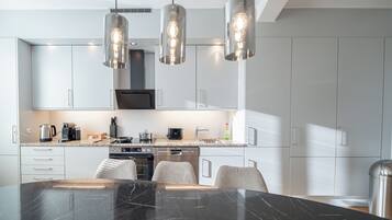 Fridge, oven, stovetop, dishwasher