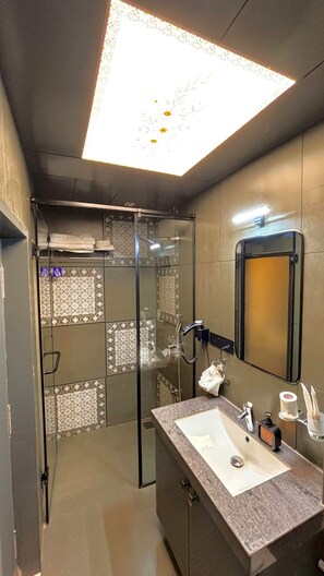 Buồng tắm vòi sen, đồ dùng nhà tắm miễn phí, máy sấy tóc, khăn tắm 