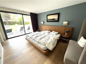5 bedrooms, iron/ironing board, free WiFi