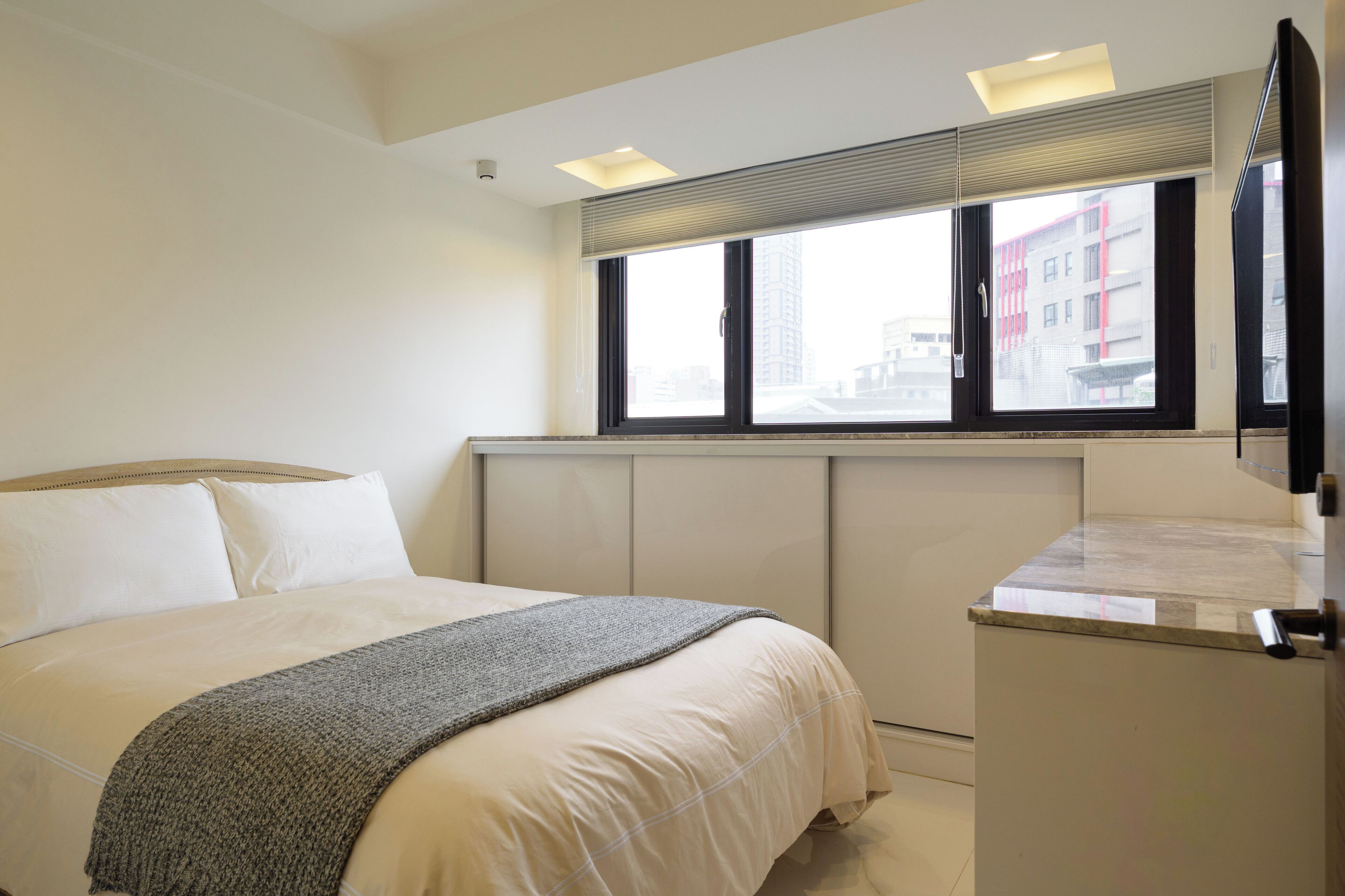 2 bedrooms, desk, iron/ironing board, travel cot