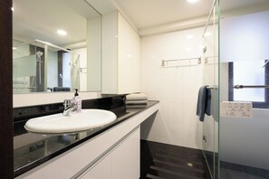 Doccia, asciugacapelli, asciugamani, sapone