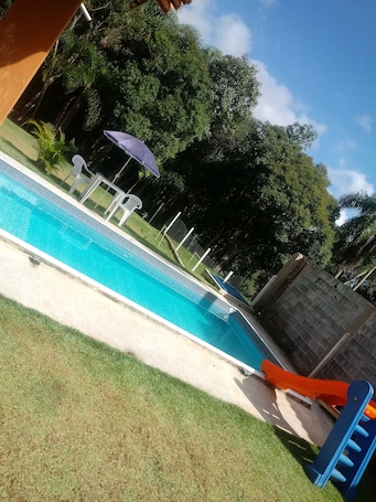 Pool. Life Ibiuna space with swimming pool, barbecue and peace