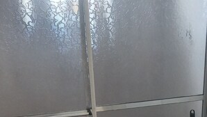 A small bathroom with a toilet, a shower stall, and a glass door. - Life Ibiuna space with swimming pool, barbecue and peace (Ibiúna)