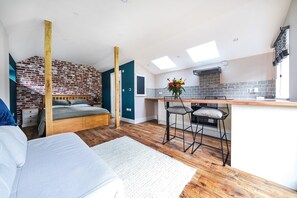 1 bedroom, travel cot, free WiFi, bed sheets