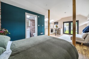 1 bedroom, travel crib, free WiFi, bed sheets - Cottage set in the heart of award-winning village (Woodchurch)
