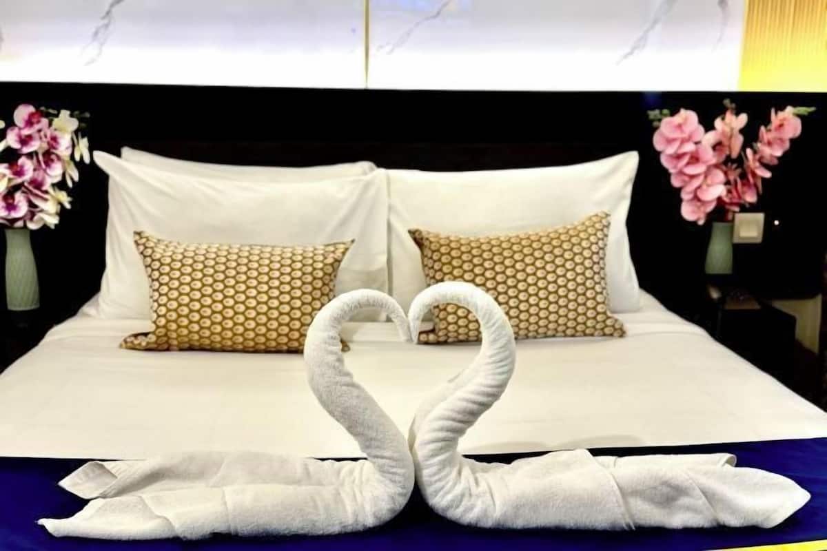 In-room safe, desk, laptop workspace, soundproofing