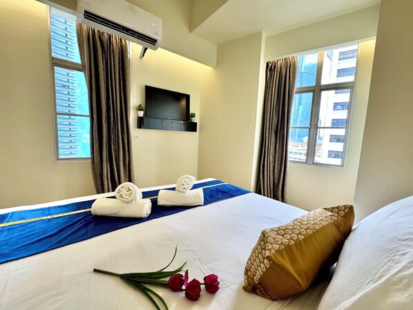 Deluxe King Room with City View | In-room safe, desk, laptop workspace, soundproofing - Central City Hotel at Chintatown (Kuala Lumpur)