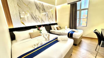 Deluxe Triple Room with Window | 房內夾萬、書桌、手提電腦工作空間、隔音