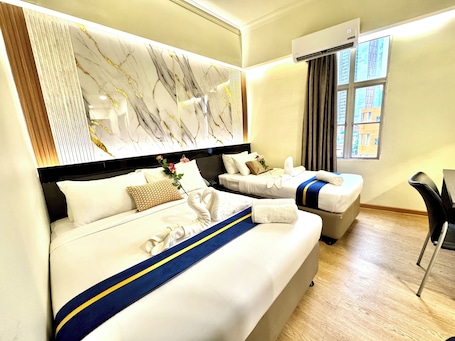 Caja de seguridad en la habitación y escritorio