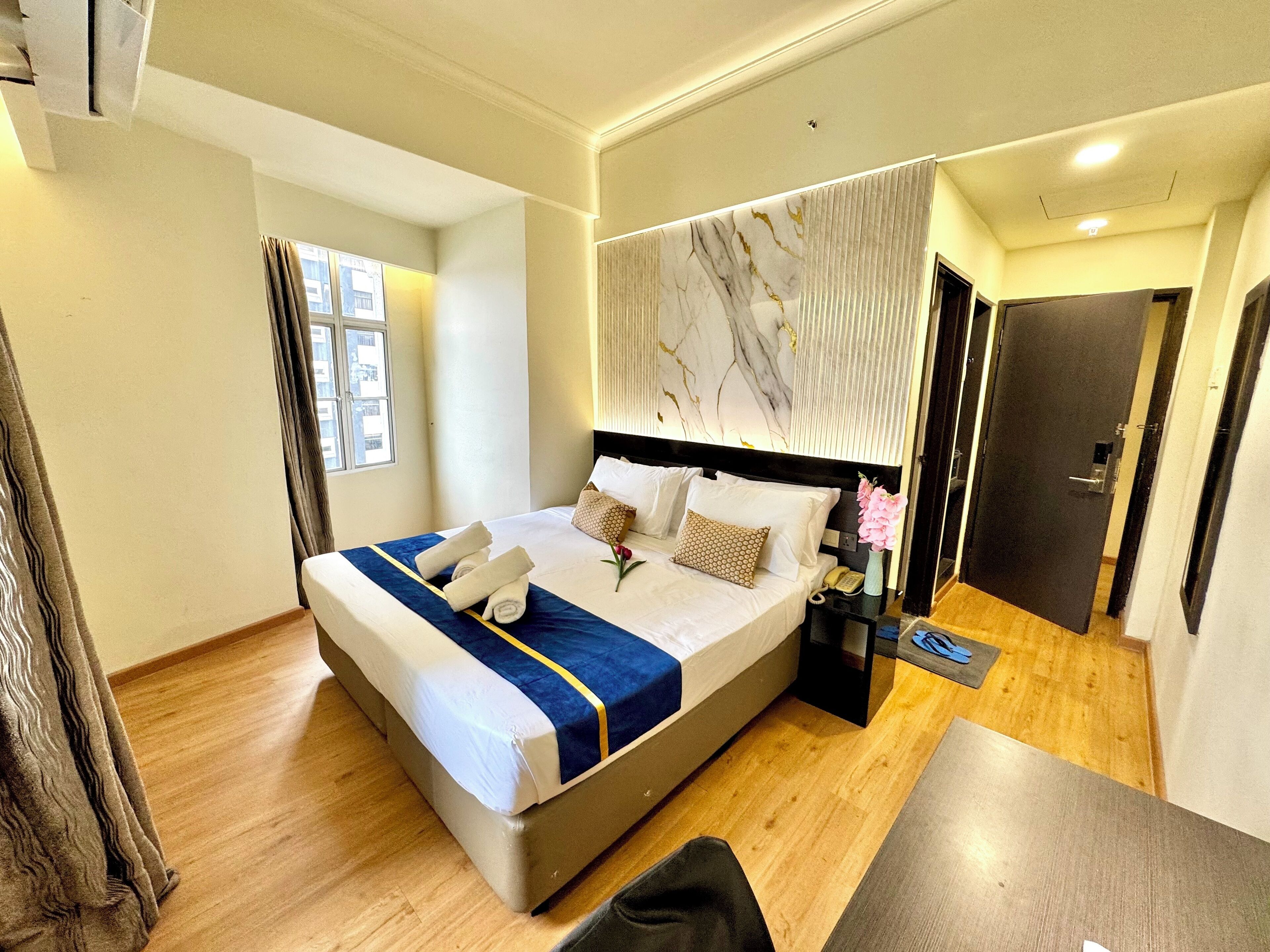 Deluxe King Room with City View | In-room safe, desk, laptop workspace, soundproofing