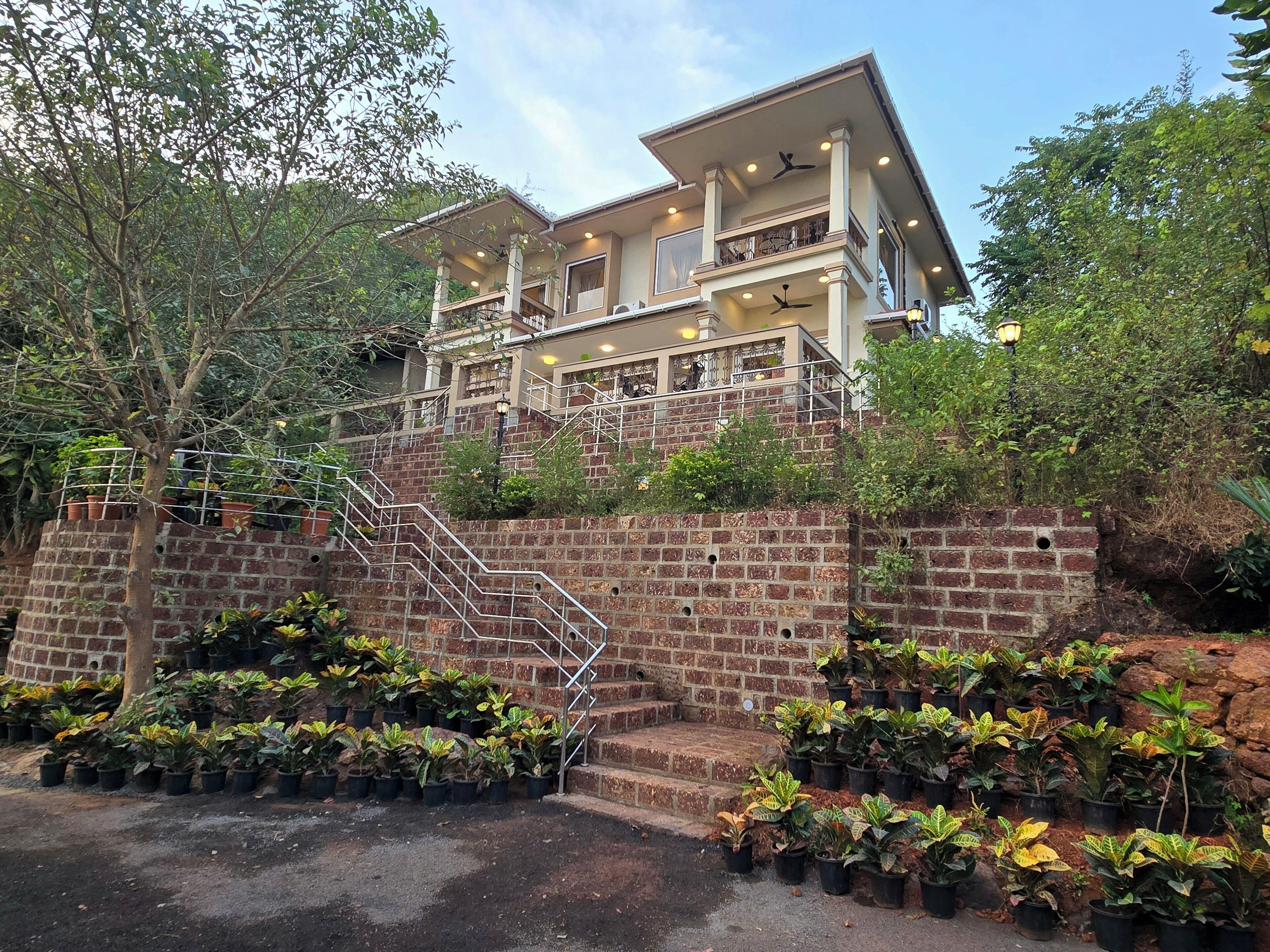 Un immeuble à plusieurs étages, avec une façade en briques, un balcon à l’étage supérieur et un escalier menant à l’entrée.