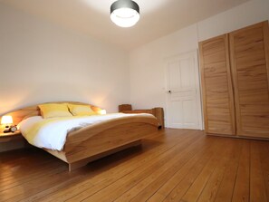 2 室のベッドルーム、WiFi (無料)、ベッドシーツ