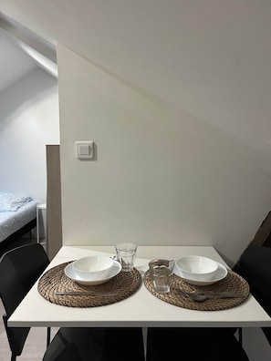 Dining - Le 05 - Quiet, fully-equipped studio -Mulhouse center (Mulhouse)