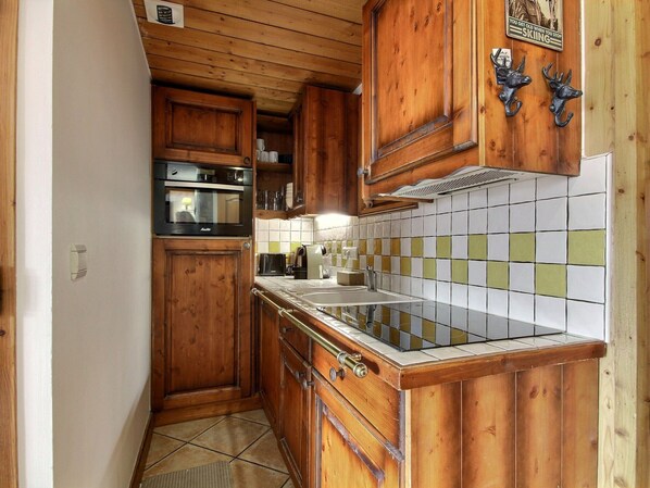 Fridge, dishwasher