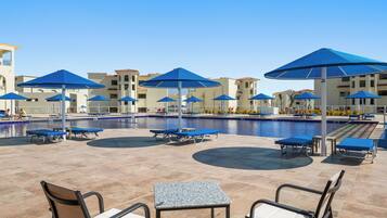 Frigobar, cofres nos quartos, cortinas blackout, quartos à prova de som