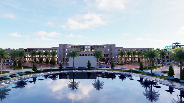 Un hotel moderno con un cortile centrale, una piscina e palme.
